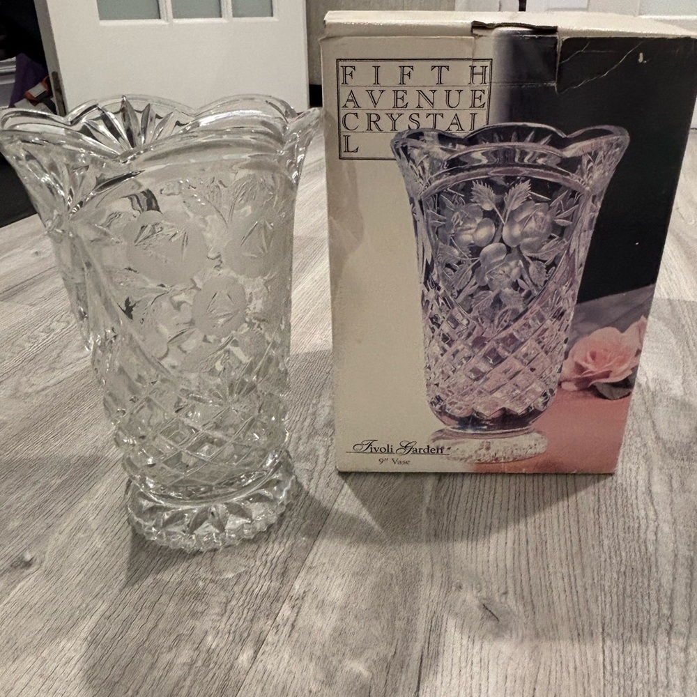 Fifth Avenue Crystal Clear Glass Vase